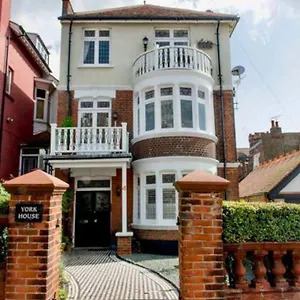 3 Bedroom Spacious Seaside With Estuary Views Apartment Southend-on-Sea