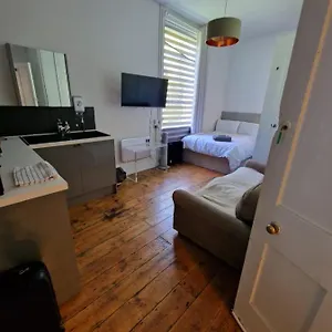 4 Quiet Compact Studio With Garden View - Best Location - Comfortable - Quiet Apartment